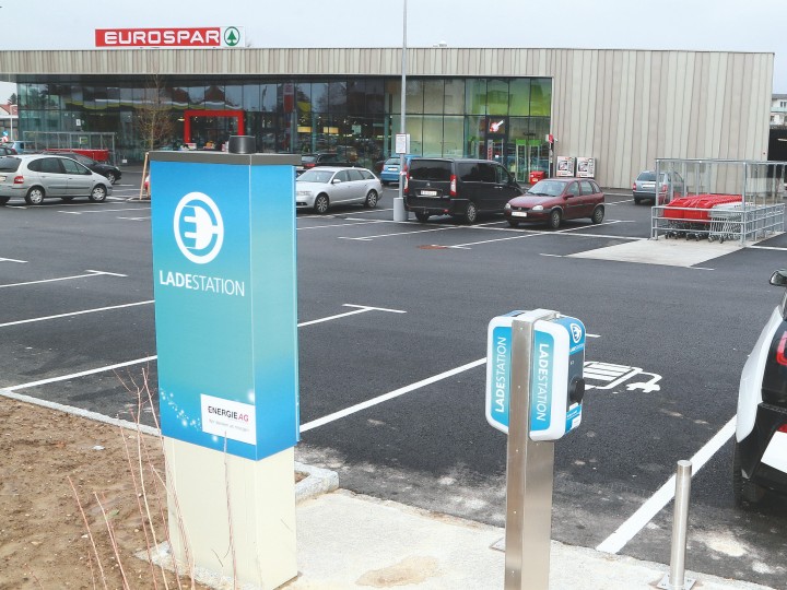 Elektroautoladestation auf Parkplatz von Eurosparfiliale