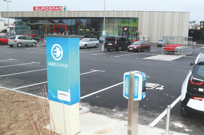 ELadestation-SPAR.JPG Elektroautoladestation auf Parkplatz von Eurosparfiliale