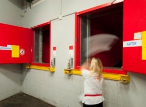 SPAR Mitarbeiterin trennt Müll bei Mülltrennabteilung, INTERSPAR Hallein