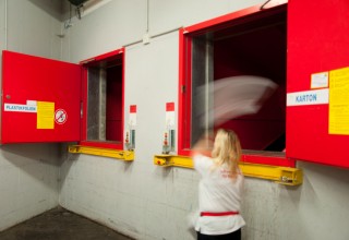 SPAR Mitarbeiterin trennt Müll bei Mülltrennabteilung, INTERSPAR Hallein