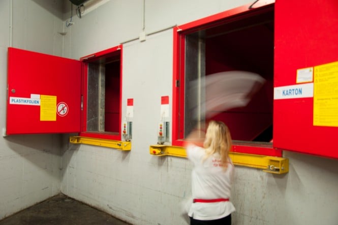 Mülltrennung SPAR Mitarbeiterin trennt Müll bei Mülltrennabteilung, INTERSPAR Hallein