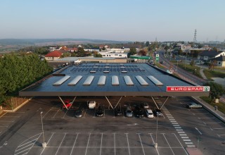 Aufnahme von EUROSPAR Filiale mit Solaranlagen auf dem Dach