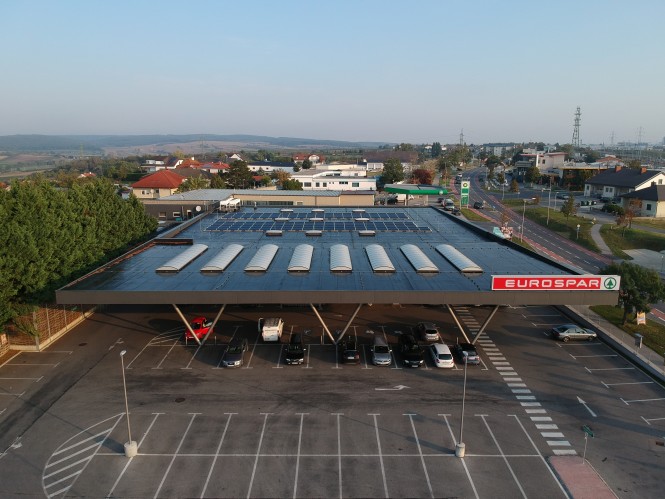 Aufnahme von EUROSPAR Filiale mit Solaranlagen auf dem Dach