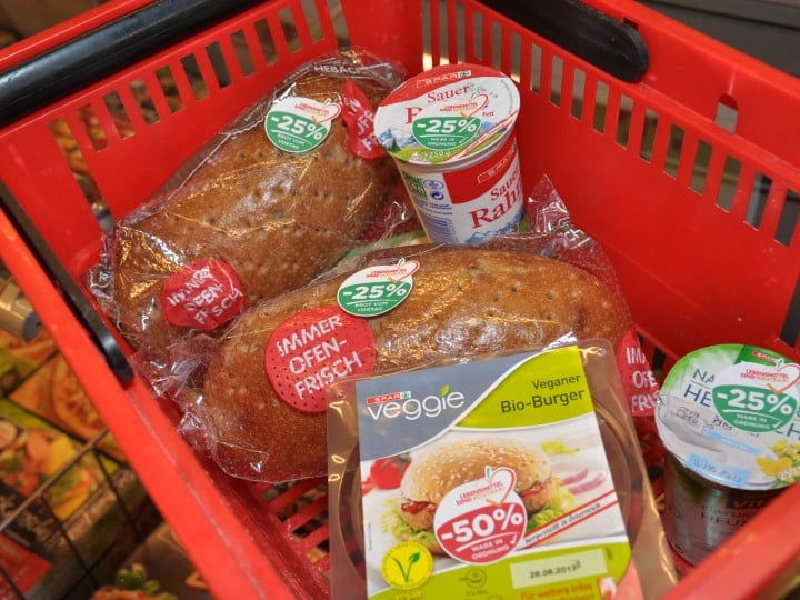 Reduzierte Lebensmittel in Einkaufskorb
