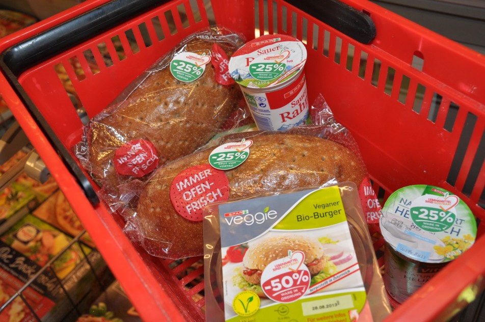Lebensmittel-sind-kostbar.JPG Reduzierte Lebensmittel in Einkaufskorb