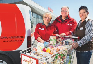 SOMA Marchtrenk Rotes Kreuz Mitarbeiter und SPAR Mitarbeiterin mit Einkaufswagen voller Lebensmittel