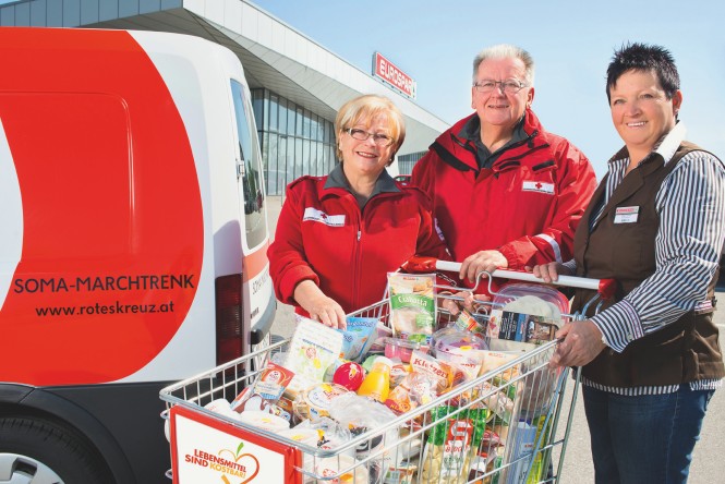 SOMA Marchtrenk Rotes Kreuz Mitarbeiter und SPAR Mitarbeiterin mit Einkaufswagen voller Lebensmittel