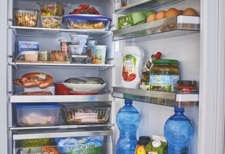 Kühlschrank voller SPAR Lebensmittel. Richtige Lagerung von Lebensmitteln