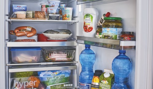 Kühlschrank voller SPAR Lebensmittel. Richtige Lagerung von Lebensmitteln