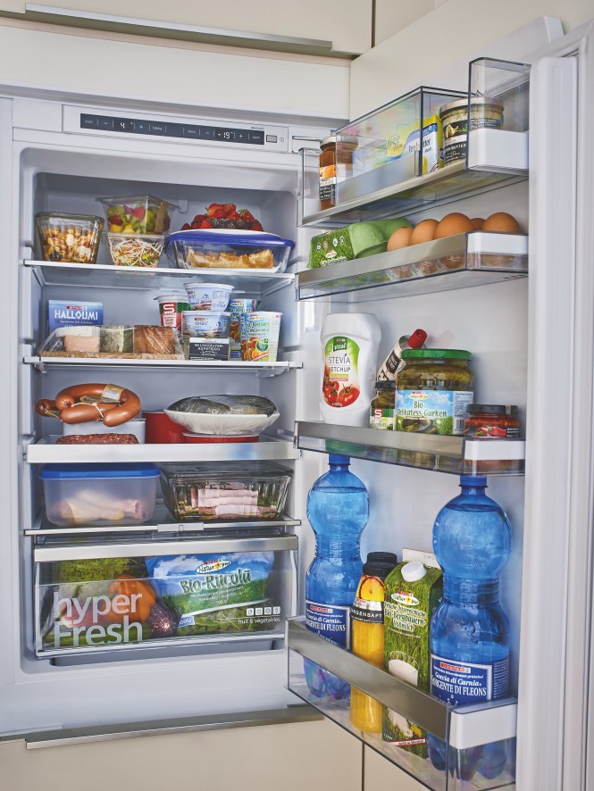 Kühlschrank voller SPAR Lebensmittel. Richtige Lagerung von Lebensmitteln
