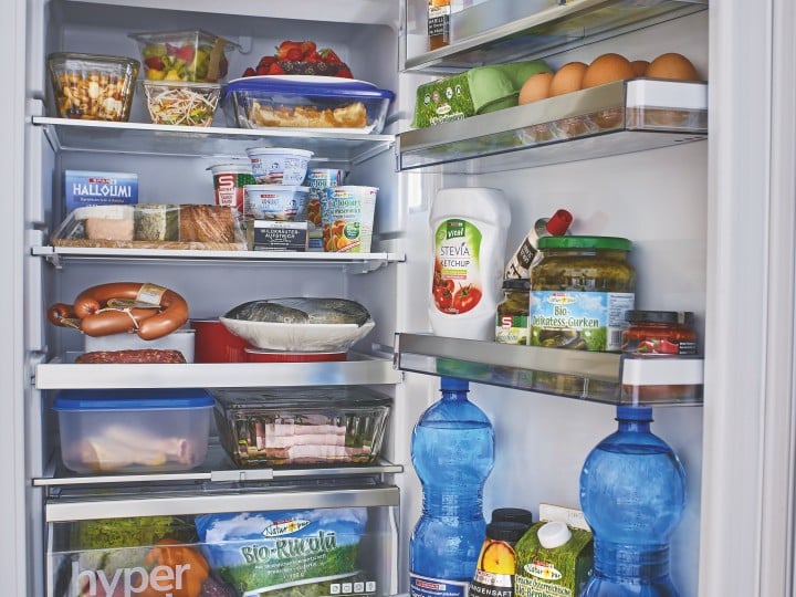 Kühlschrank voller SPAR Lebensmittel. Richtige Lagerung von Lebensmitteln