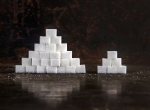 Großer Zuckerwürfel und kleiner Zuckerwürfel. Zuckerreduktion