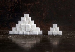 großer Zuckerwürfel und kleiner Zuckerwürfel. Zuckerreduktion