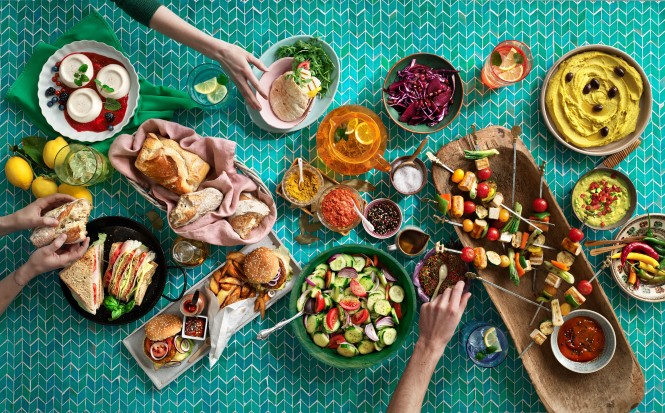 Tisch voller vegetarischer Speisen