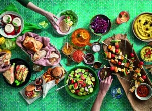 Esstisch voller vegetarischer/veganer Speisen für den Klimaschutz