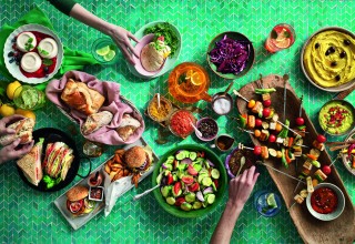 Esstisch voller vegetarischer/veganer Speisen für den Klimaschutz