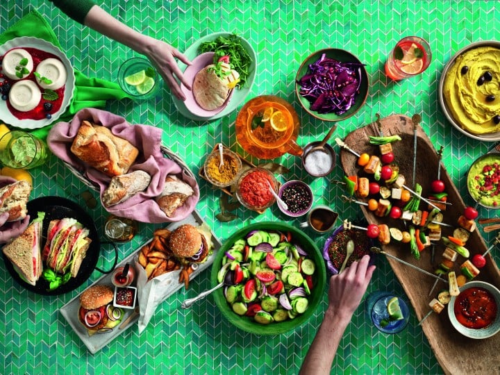 Esstisch voller vegetarischer/veganer Speisen für den Klimaschutz