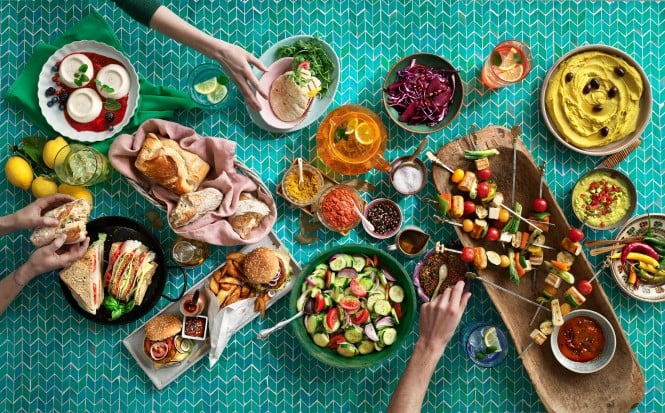 Tisch voller vegetarischer Speisen