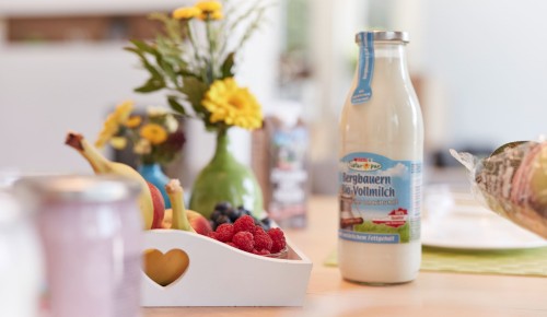 SPAR Natur*pur Bergbauern Vollmilch in der Mehrwegflasche
