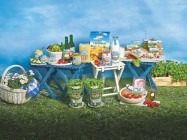 SPAR Natur*pur Produktgruppe unter freiem Himmel