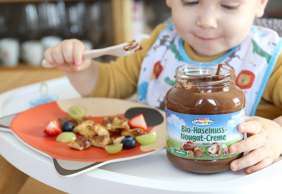 Baby Lorenz mit SPAR Natur*pur Bio Haselnuss-Nougat-Creme