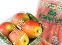 Äpfel in Folie verpackt und Sackerl mit Karotten