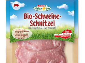 Bio-Schweineschnitzel in Verpackung aus Karton und dünner Plastikfolie