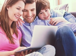 Familie tätigt online Bestellung