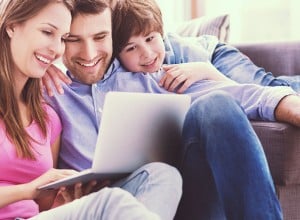Familie tätigt online Bestellung