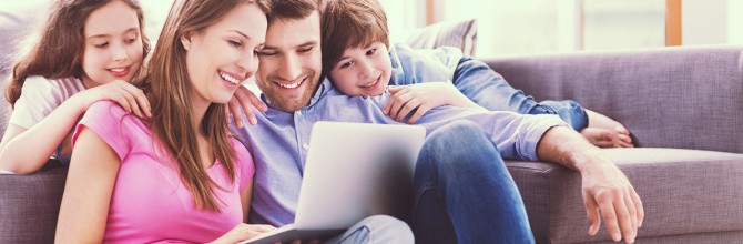 Familie tätigt online Bestellung