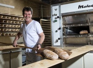 Bäcker Wolfgang Loibnegger mit ofenfrischen Broten