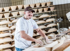 Bäckerei Jakits Raphael Jakits bei der Brotherstellung in seiner Bäckerei
