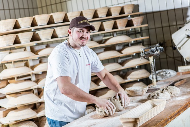 Bäckerei Jakits Raphael Jakits bei der Brotherstellung in seiner Bäckerei