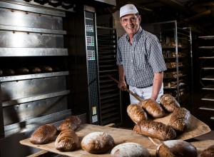 Bäckerei Kienzl Bäcker Kienzl mit ofenfrischen Broten