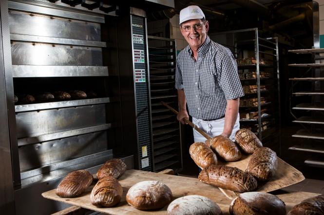 Bäckerei Kienzl Bäcker Kienzl mit ofenfrischen Broten