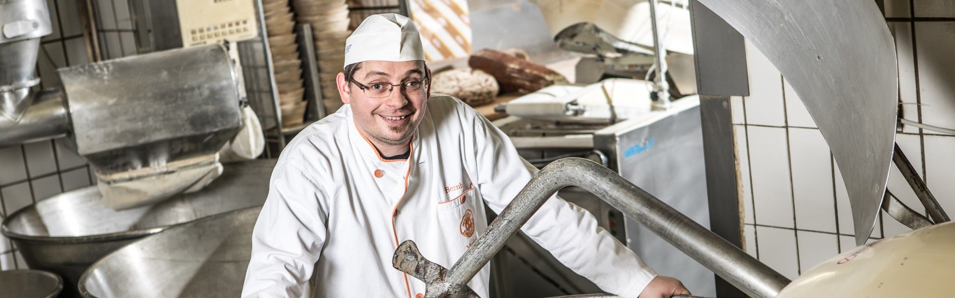 Bäcker von Bäckerei Marinitsch vor Teigknetmaschine
