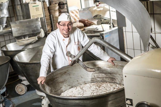 Bäckerei Marinitsch Bäcker von Bäckerei Marinitsch vor Teigknetmaschine