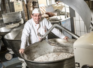Bäckerei Marinitsch Bäcker von Bäckerei Marinitsch vor Teigknetmaschine