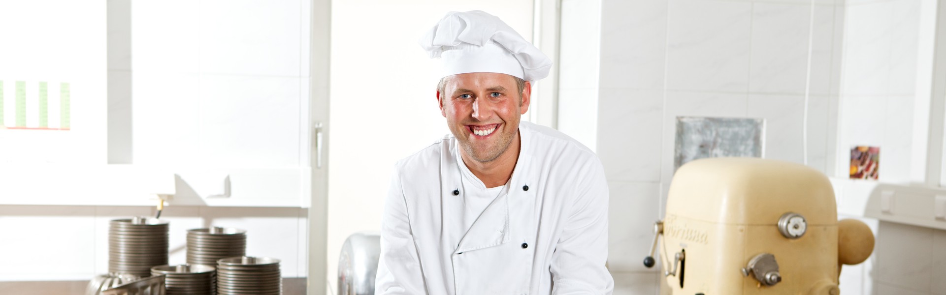 Johannes Saliterer beim Teigkneten