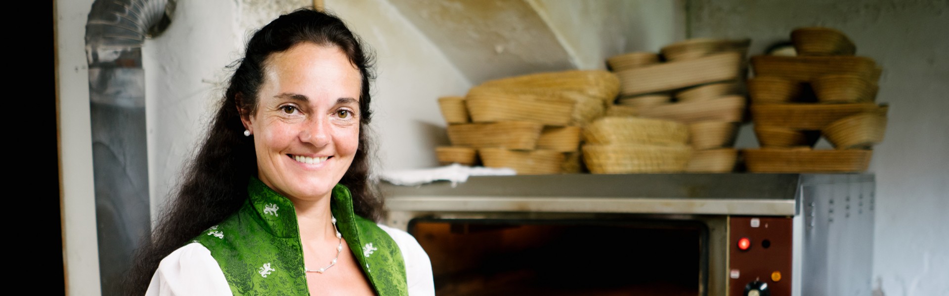 Kerstin Gruber-Sturm mit ihrem selbst gebackenen Roggenbrot