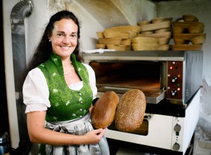 Kerstin Gruber-Sturm mit ihrem selbst gebackenen Roggenbrot