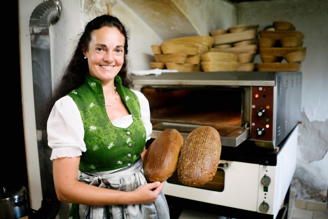 Kerstin Gruber-Sturm mit ihrem selbst gebackenen Roggenbrot