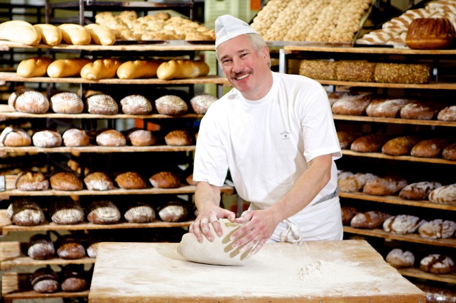 Bäcker beim Teig kneten