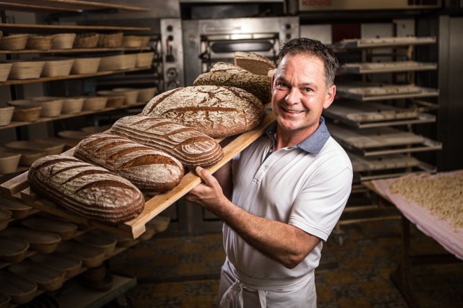 Bäckerei Haimburger Franz Haimburger mit seinem Brot