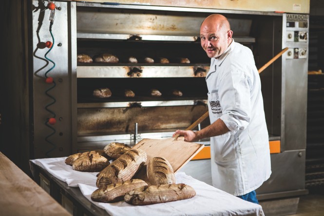 Bäckerei Kainbacher Gerald Kainbacher mit seinem Brot