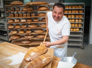 Bäckerei Kronlechner Maximilian Kronlechner mit seinem Brot