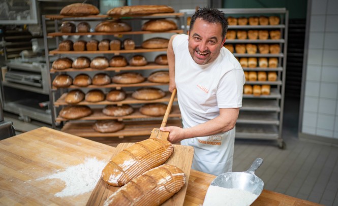 Bäckerei Kronlechner Maximilian Kronlechner mit seinem Brot