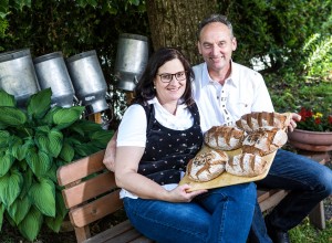 Herr und Frau Nuck mit ihrem selbstgebackenem Brot