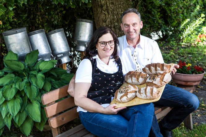 Familie Nuck Herr und Frau Nuck mit ihrem selbstgebackenem Brot