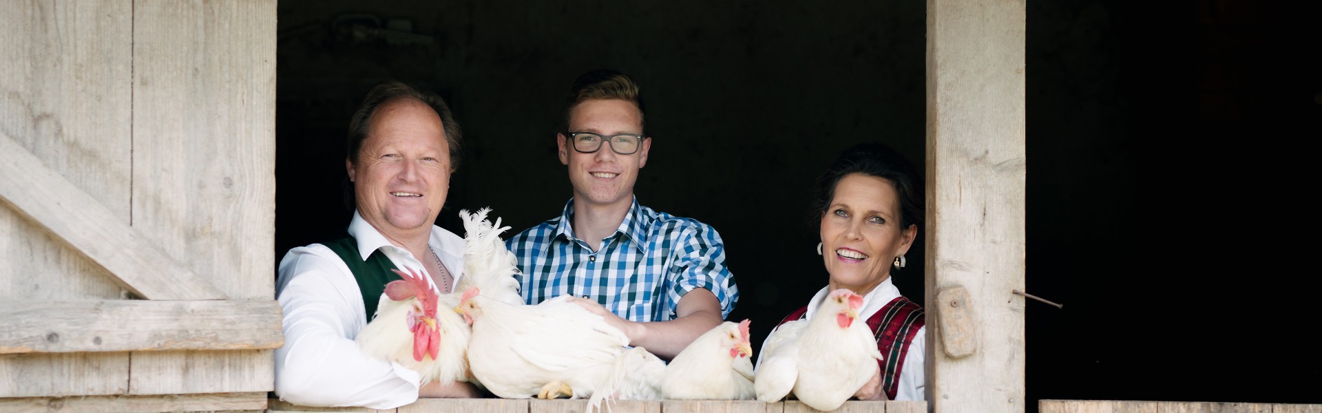 Familie Kampl mit eigenen Hühnern